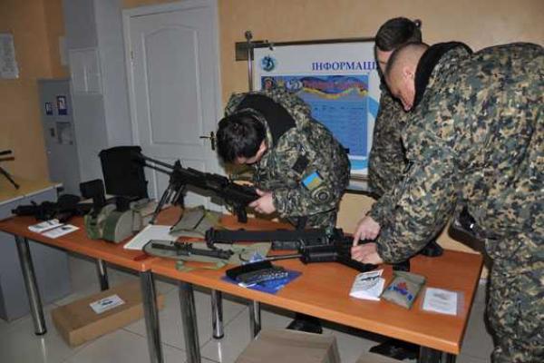 Бойцов АТО с Полтавщины вооружают современным высокотехничным стрелковым оружием Бойцов АТО с Полтавщины вооружают современным высокотехничным стрелковым оружием