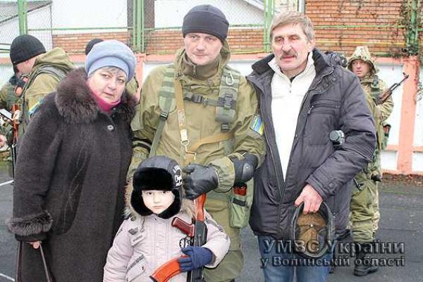 Волынских правоохранителей родные, коллеги и друзья проводили на Восток Украины Волынских правоохранителей родные, коллеги и друзья проводили на Восток Украины