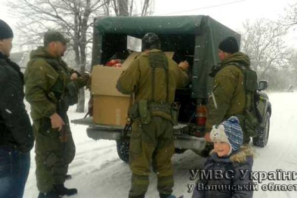 Волонтеры и бойцы из роты "Свитязь" привезли подарки детям на Донетчине Волонтеры и бойцы из роты "Свитязь" привезли подарки детям на Донетчине