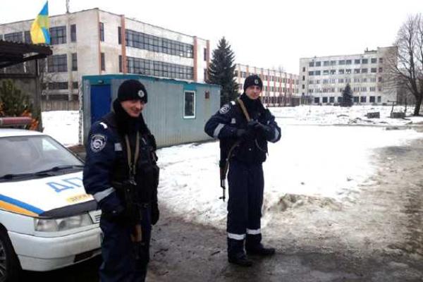 Инспекторы ГАИ с Николаевщины несут службу на Донбассе Инспекторы ГАИ с Николаевщины несут службу на Донбассе