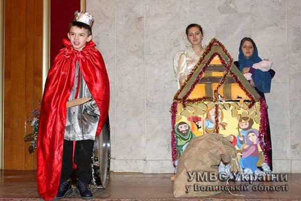 С Рождественским вертепом к правоохранителям Волыни заглянули дети из подшефного лицея