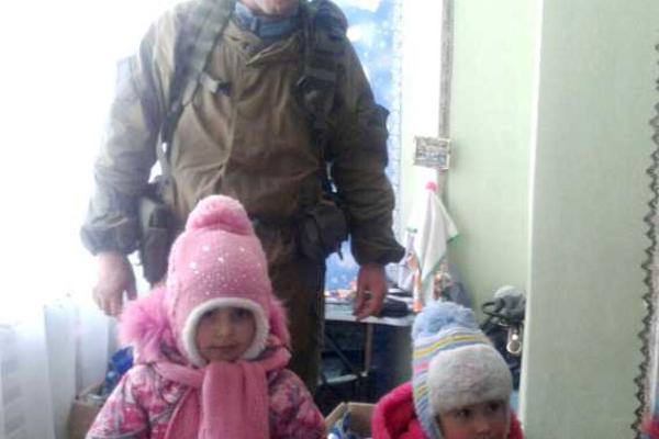 Волонтеры и бойцы из роты "Свитязь" привезли подарки детям на Донетчине Волонтеры и бойцы из роты "Свитязь" привезли подарки детям на Донетчине