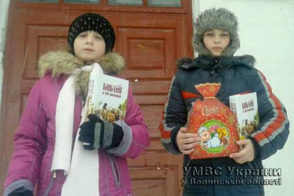 Волонтеры и бойцы из роты "Свитязь" привезли подарки детям на Донетчине Волонтеры и бойцы из роты "Свитязь" привезли подарки детям на Донетчине