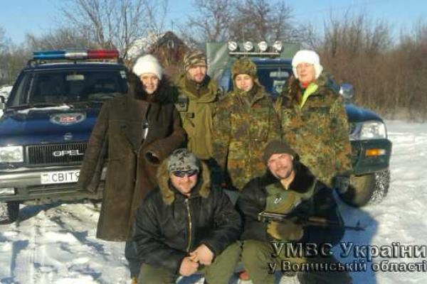 Волонтеры и бойцы из роты "Свитязь" привезли подарки детям на Донетчине Волонтеры и бойцы из роты "Свитязь" привезли подарки детям на Донетчине