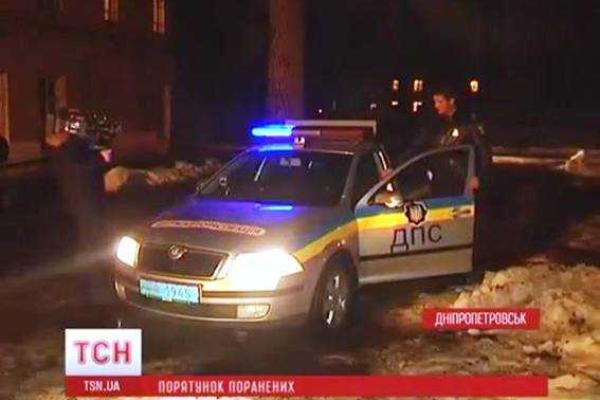 Патрули ГАИ организовали "живую цепь" для спасения раненых "киборгов" Патрули ГАИ организовали "живую цепь" для спасения раненых "киборгов"