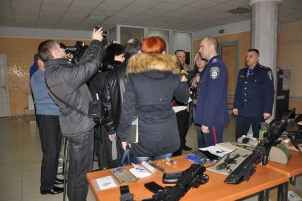 Бойцов АТО с Полтавщины вооружают современным высокотехничным стрелковым оружием Бойцов АТО с Полтавщины вооружают современным высокотехничным стрелковым оружием