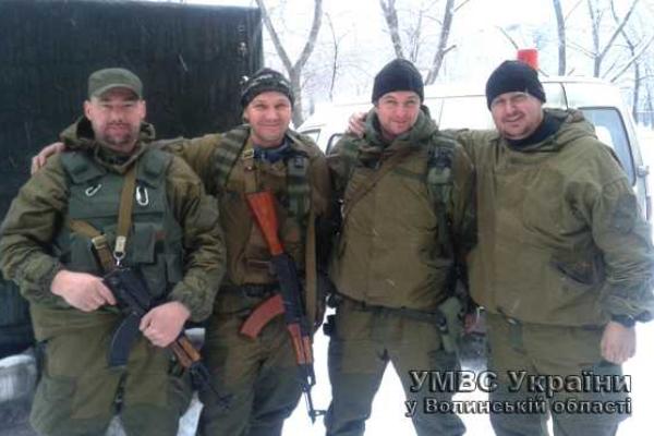 Волонтеры и бойцы из роты "Свитязь" привезли подарки детям на Донетчине Волонтеры и бойцы из роты "Свитязь" привезли подарки детям на Донетчине