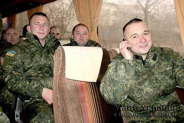 Волынских правоохранителей родные, коллеги и друзья проводили на Восток Украины Волынских правоохранителей родные, коллеги и друзья проводили на Восток Украины