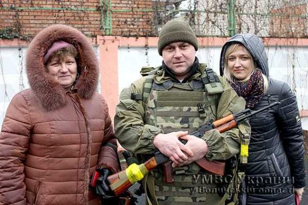 Волынских правоохранителей родные, коллеги и друзья проводили на Восток Украины Волынских правоохранителей родные, коллеги и друзья проводили на Восток Украины