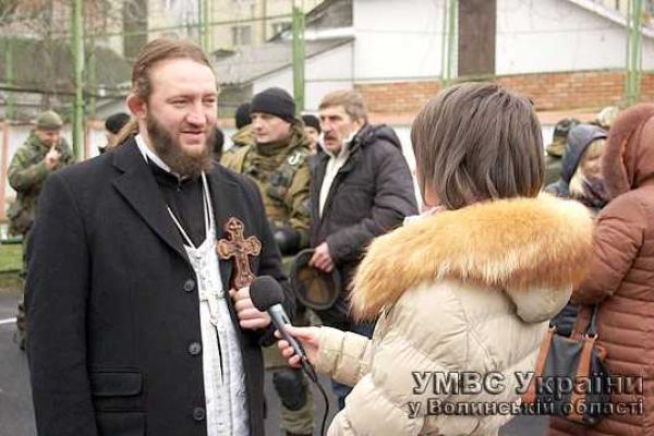 Волынских правоохранителей родные, коллеги и друзья проводили на Восток Украины Волынских правоохранителей родные, коллеги и друзья проводили на Восток Украины