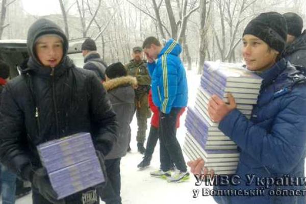 Волонтеры и бойцы из роты "Свитязь" привезли подарки детям на Донетчине Волонтеры и бойцы из роты "Свитязь" привезли подарки детям на Донетчине
