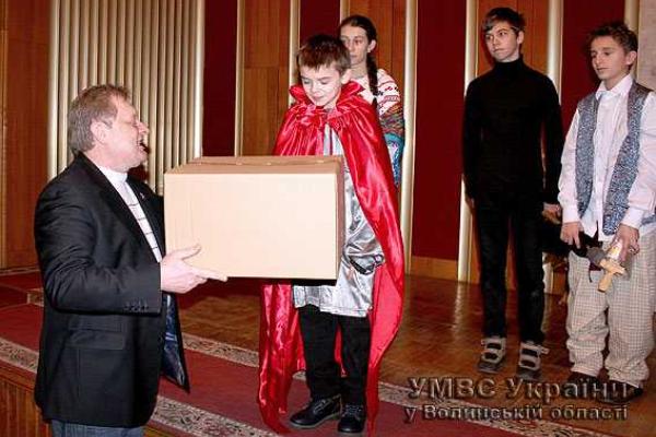 С Рождественским вертепом к правоохранителям Волыни заглянули дети из подшефного лицея