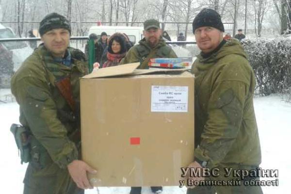 Волонтеры и бойцы из роты "Свитязь" привезли подарки детям на Донетчине Волонтеры и бойцы из роты "Свитязь" привезли подарки детям на Донетчине