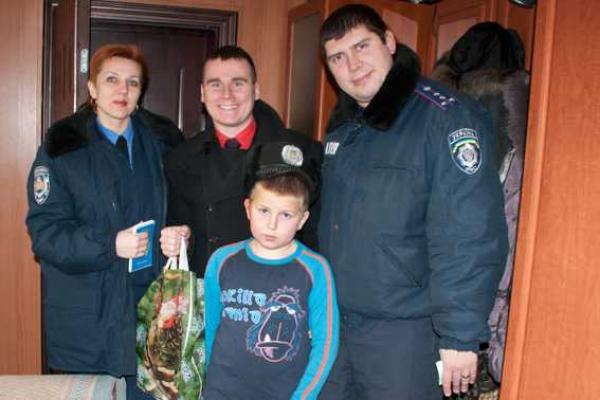 На Черкасчине правоохранители поздравили семьи коллег, находящихся в зоне АТО На Черкасчине правоохранители поздравили семьи коллег, находящихся в зоне АТО