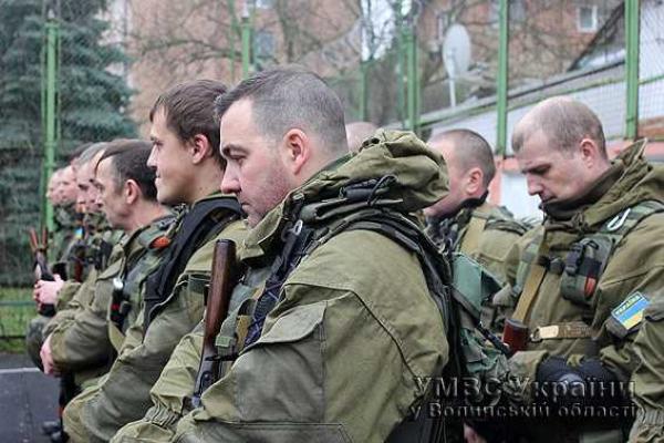 Волынских правоохранителей родные, коллеги и друзья проводили на Восток Украины Волынских правоохранителей родные, коллеги и друзья проводили на Восток Украины