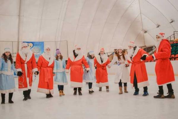 В Виннице состоялся ежегодный парад Дедов Морозов и Снегурочек В Виннице состоялся ежегодный парад Дедов Морозов и Снегурочек