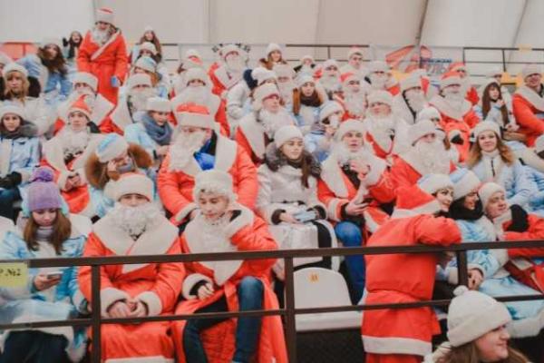 В Виннице состоялся ежегодный парад Дедов Морозов и Снегурочек В Виннице состоялся ежегодный парад Дедов Морозов и Снегурочек