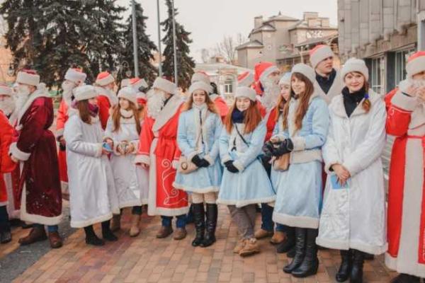 В Виннице состоялся ежегодный парад Дедов Морозов и Снегурочек В Виннице состоялся ежегодный парад Дедов Морозов и Снегурочек