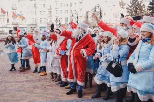 В Виннице состоялся ежегодный парад Дедов Морозов и Снегурочек В Виннице состоялся ежегодный парад Дедов Морозов и Снегурочек