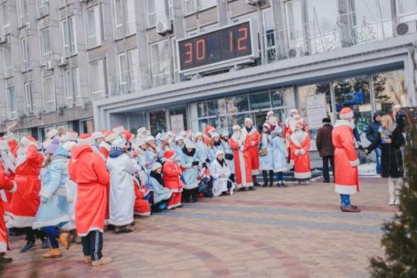 В Виннице состоялся ежегодный парад Дедов Морозов и Снегурочек В Виннице состоялся ежегодный парад Дедов Морозов и Снегурочек