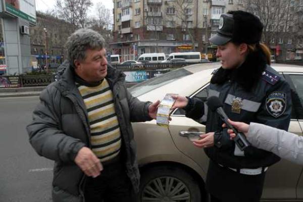 Сотрудники ГАИ Николаевщины поздравили водителей с днем рождения "железных коней" Сотрудники ГАИ Николаевщины поздравили водителей с днем рождения "железных коней"