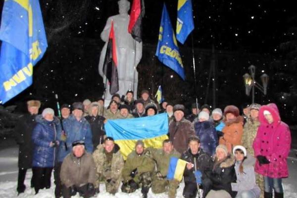На Луганщине провели факельный марш в честь Степана Бандеры
