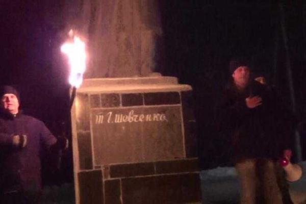 На Луганщине провели факельный марш в честь Степана Бандеры
