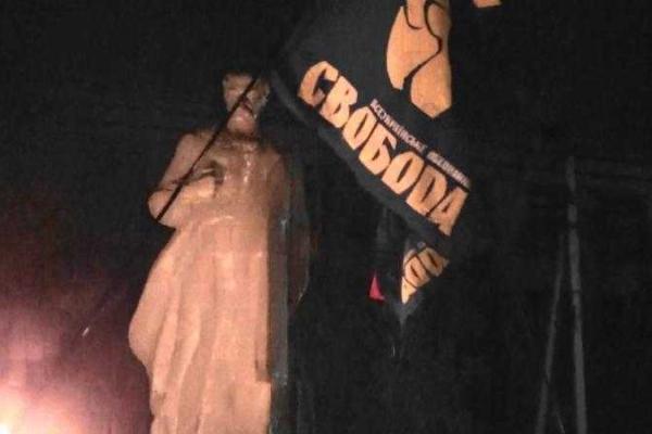 На Луганщине провели факельный марш в честь Степана Бандеры