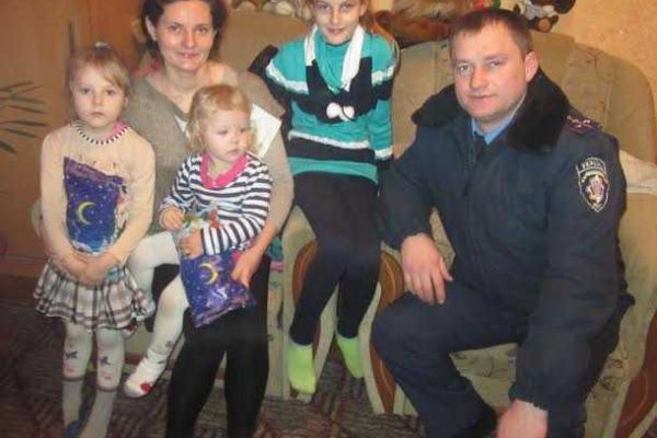 На Житомирщине "Дед Мороз в погонах" поздравил семью милиционера, находящегося в зоне АТО На Житомирщине "Дед Мороз в погонах" поздравил семью милиционера, находящегося в зоне АТО