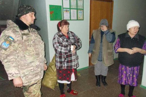 Военные и волонтеры протянули руку помощи вынужденным переселенцам Военные и волонтеры протянули руку помощи вынужденным переселенцам