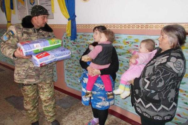 Военные и волонтеры протянули руку помощи вынужденным переселенцам Военные и волонтеры протянули руку помощи вынужденным переселенцам