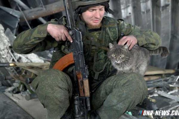 Боевики "ДНР" устроили фотосессию на фоне руин ДАП Боевики "ДНР" устроили фотосессию на фоне руин ДАП