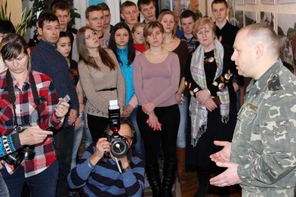 В Чернигове начала работу фотовыставка, посвященная воинам-героям АТО В Чернигове начала работу фотовыставка, посвященная воинам-героям АТО