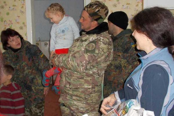 Военнослужащие и волонтеры продолжают помогать переселенцам из опасных регионов