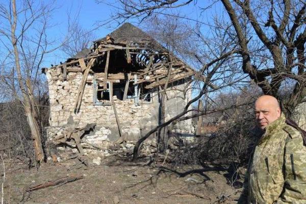Измученные войной люди начинают возвращаться в разрушенные села на Луганщине Измученные войной люди начинают возвращаться в разрушенные села на Луганщине