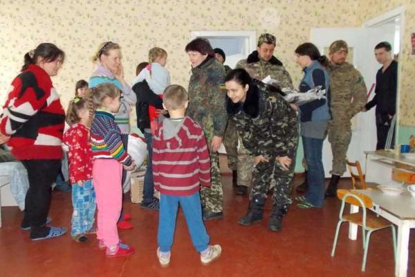 Военнослужащие и волонтеры продолжают помогать переселенцам из опасных регионов