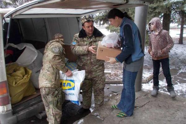 Военнослужащие и волонтеры продолжают помогать переселенцам из опасных регионов