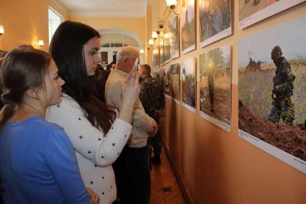 В Чернигове начала работу фотовыставка, посвященная воинам-героям АТО В Чернигове начала работу фотовыставка, посвященная воинам-героям АТО