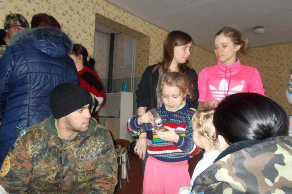 Военнослужащие и волонтеры продолжают помогать переселенцам из опасных регионов