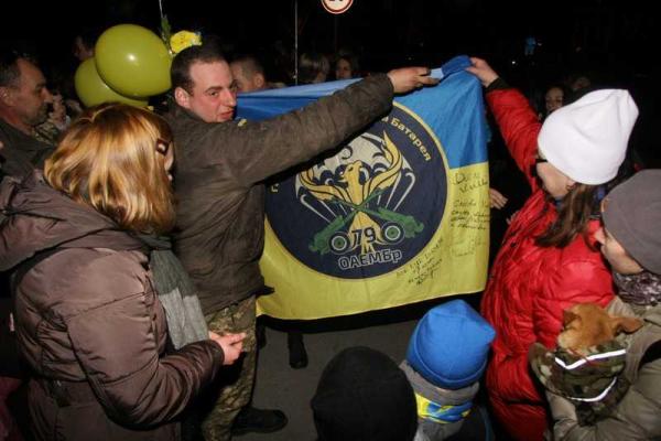 На Николаевщине встретили героев-десантников, вернувшихся домой из зоны АТО На Николаевщине встретили героев-десантников, вернувшихся домой из зоны АТО