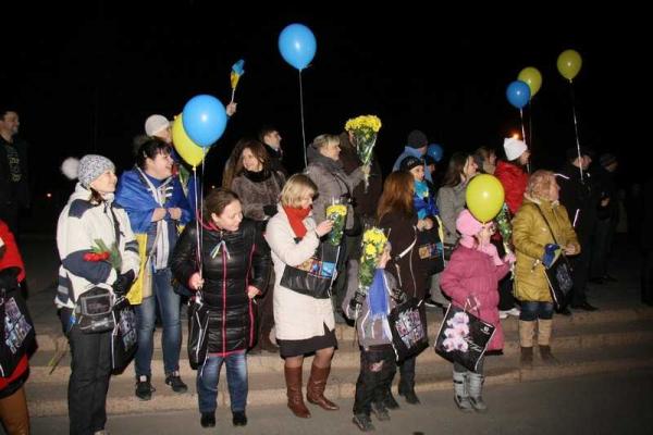 На Николаевщине встретили героев-десантников, вернувшихся домой из зоны АТО На Николаевщине встретили героев-десантников, вернувшихся домой из зоны АТО