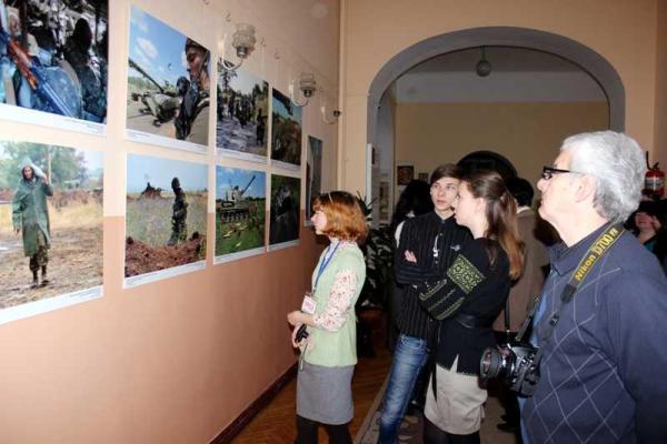 В Чернигове начала работу фотовыставка, посвященная воинам-героям АТО В Чернигове начала работу фотовыставка, посвященная воинам-героям АТО