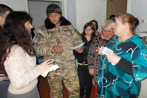 Военные и волонтеры протянули руку помощи вынужденным переселенцам Военные и волонтеры протянули руку помощи вынужденным переселенцам