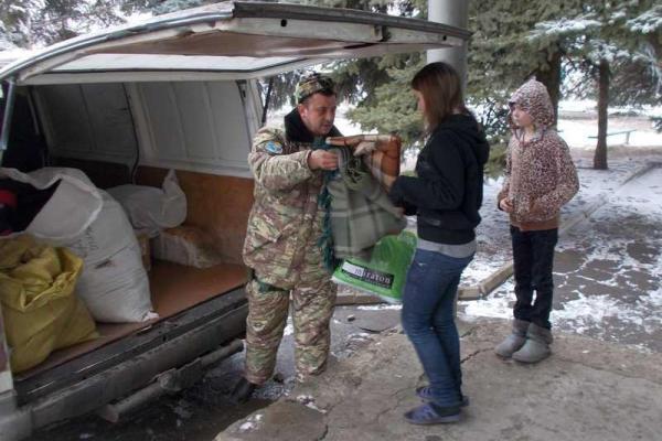 Военнослужащие и волонтеры продолжают помогать переселенцам из опасных регионов