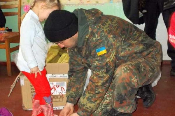 Военнослужащие и волонтеры продолжают помогать переселенцам из опасных регионов