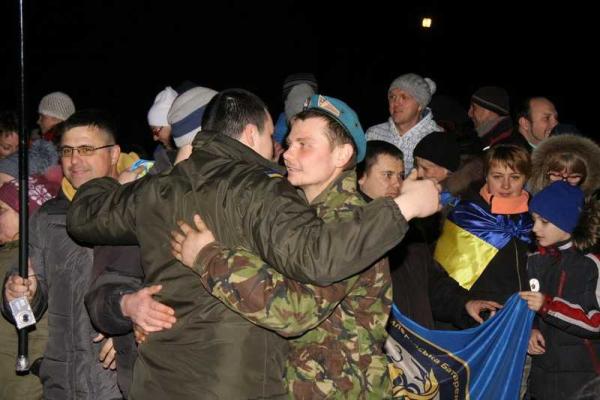 На Николаевщине встретили героев-десантников, вернувшихся домой из зоны АТО На Николаевщине встретили героев-десантников, вернувшихся домой из зоны АТО