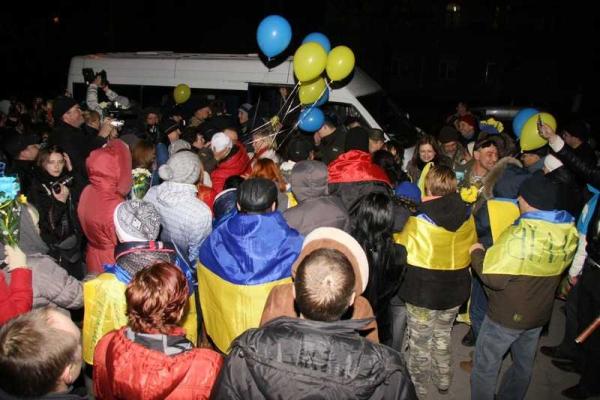 На Николаевщине встретили героев-десантников, вернувшихся домой из зоны АТО На Николаевщине встретили героев-десантников, вернувшихся домой из зоны АТО