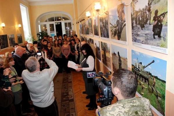 В Чернигове начала работу фотовыставка, посвященная воинам-героям АТО В Чернигове начала работу фотовыставка, посвященная воинам-героям АТО