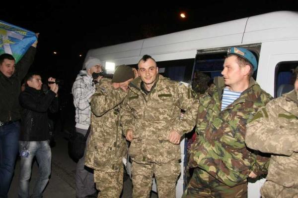 На Николаевщине встретили героев-десантников, вернувшихся домой из зоны АТО На Николаевщине встретили героев-десантников, вернувшихся домой из зоны АТО