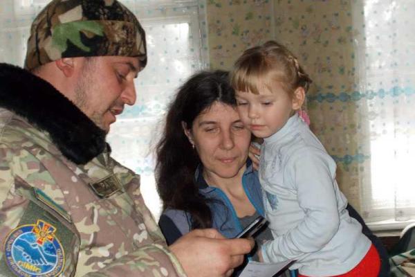 Военнослужащие и волонтеры продолжают помогать переселенцам из опасных регионов